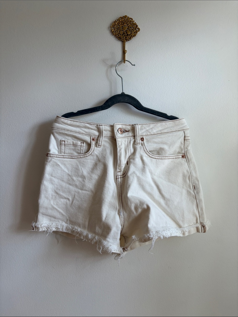 Women’s Cream High-rise Rolled Cuff Frayed Denim Shorts